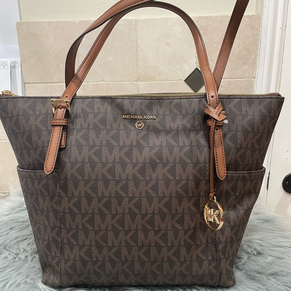 NWT Michael Kors Jet Set Charm Bag - Picture 1 of 10